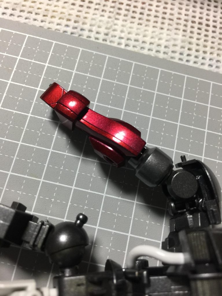 平面よりも曲面や球面部分の方が映えます。連邦系よりも、ザクや水中用モビルスーツなどの丸い形をしたやつの方がよいかも?