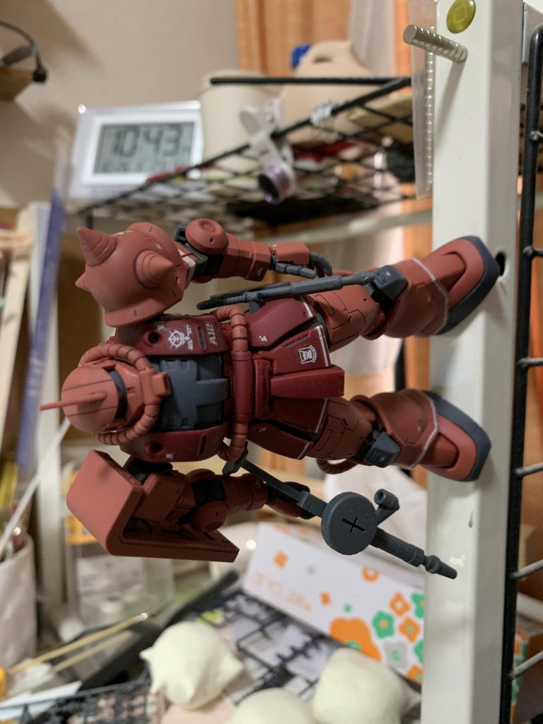 脚裏にはネオジム磁石を仕込み、鉄の台座に安定して直立させられます。５ｍｍのドリルで強引に穴を開けて磁石くっつけただけですけど。