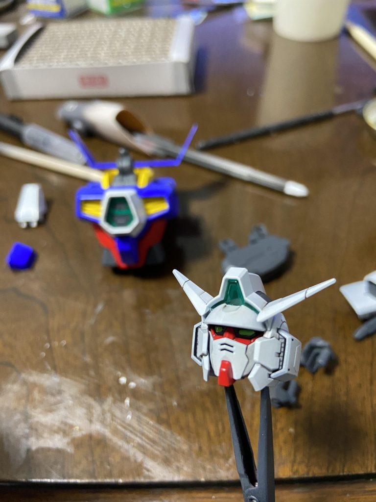 全塗装なのでモノアイもエナメル塗料のライトグリーンで塗装しております。