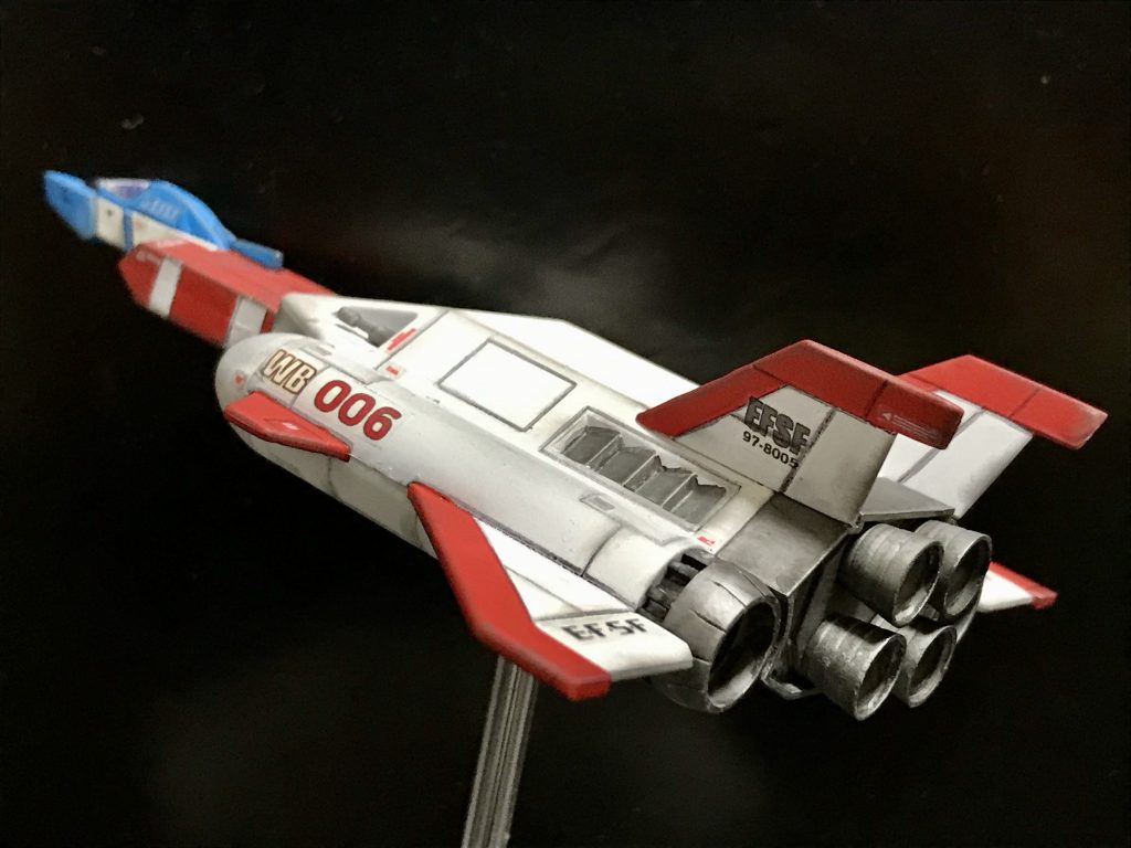 左側は006(まるまるろく)のマーキングなので…