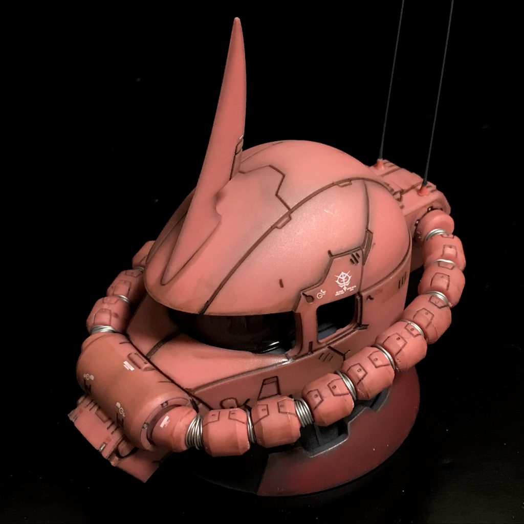 動力パイプの隙間に針金を巻き、墨入れ、リアルタッチマーカーとウェザリングマスターで少し汚して、少しデカールを貼って、ツヤ消しトップコートです。後頭部のダイバーシティアンテナは他のキットのランナーをあぶって伸ばして作りました。台座だけ、あずき色とジャーマングレーを筆塗りしました。