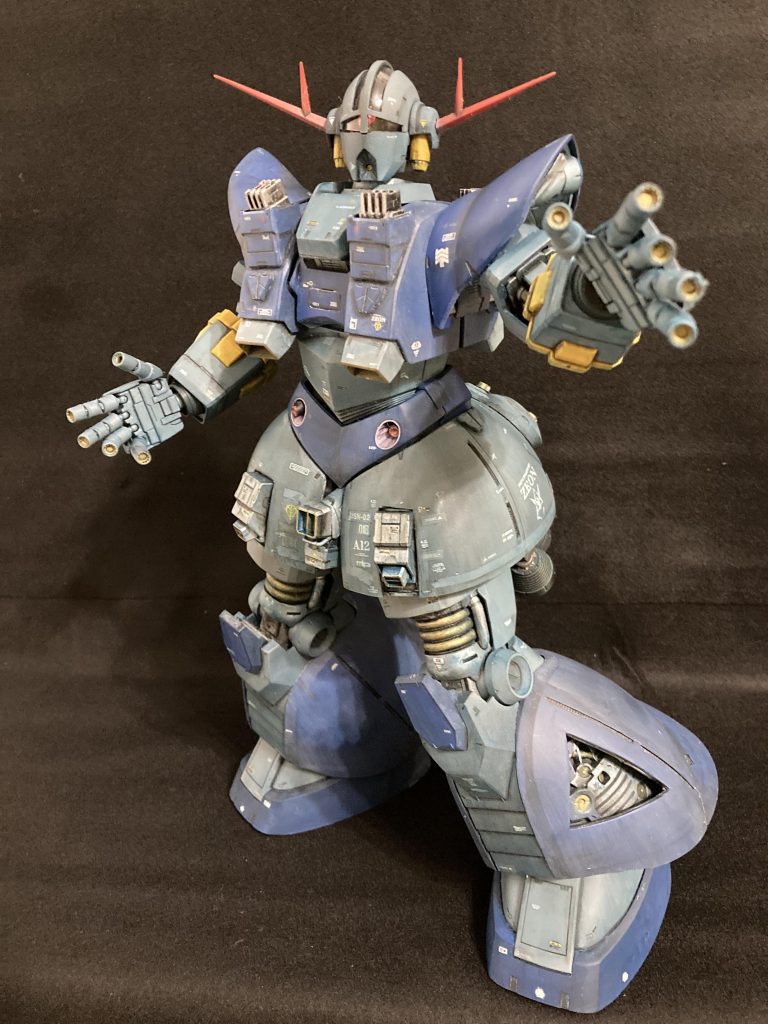 さすがMGです。メガ粒子砲の手指はとてもフレキシブルに動きます。