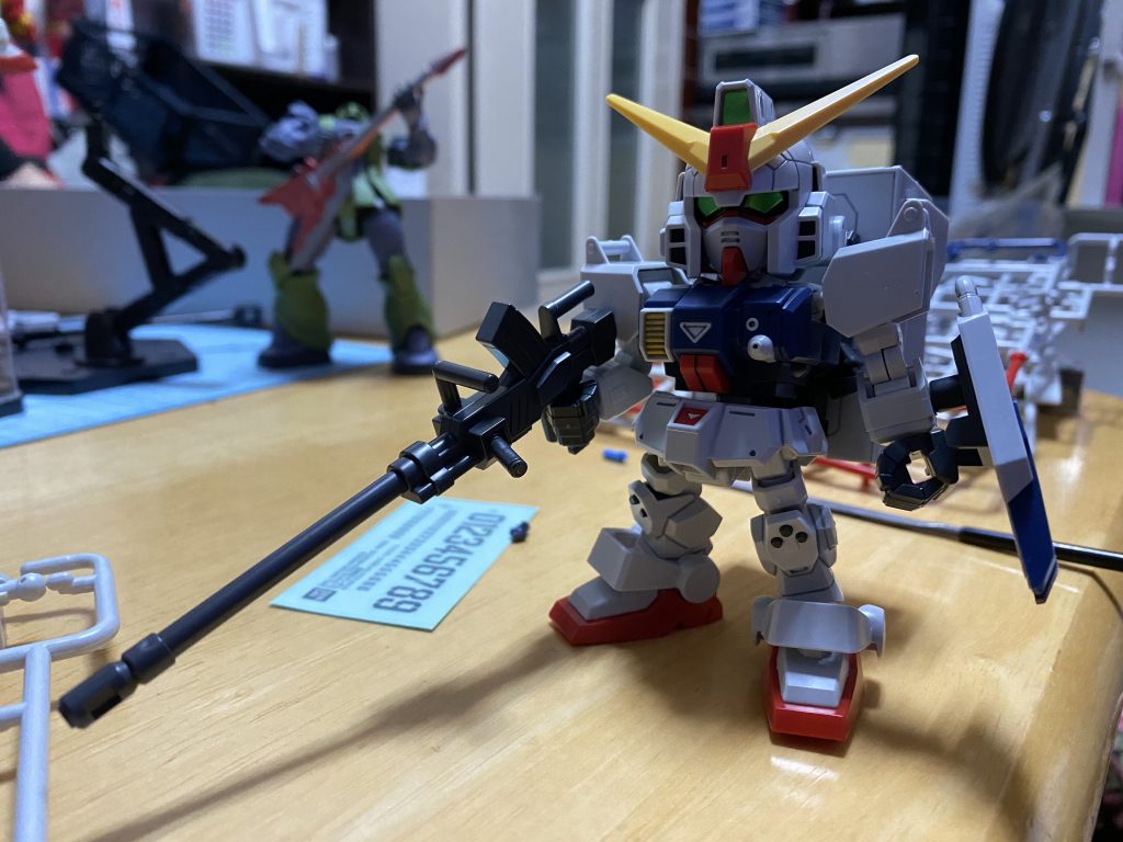 メイン写真と同じアングルで。背後になんか居ます。