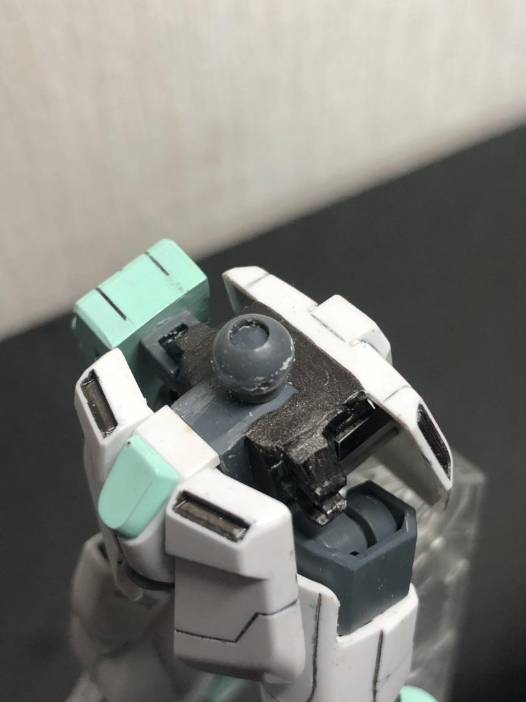 腰部サイドアーマーの取り付け部位がリメイク前から破損し接着している状態で稼働範囲に支障をきたしていたので、サイドから腰部後ろにかけての黒っぽい部分にHGグレイズの腰部パーツを移植し、パテで整形しました