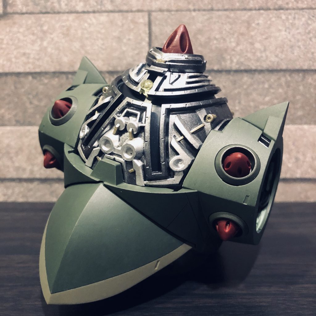 内装メカニック部。ガンメタルをメインに、クロームシルバー＆チタンゴールド（いずれもタミヤ）。