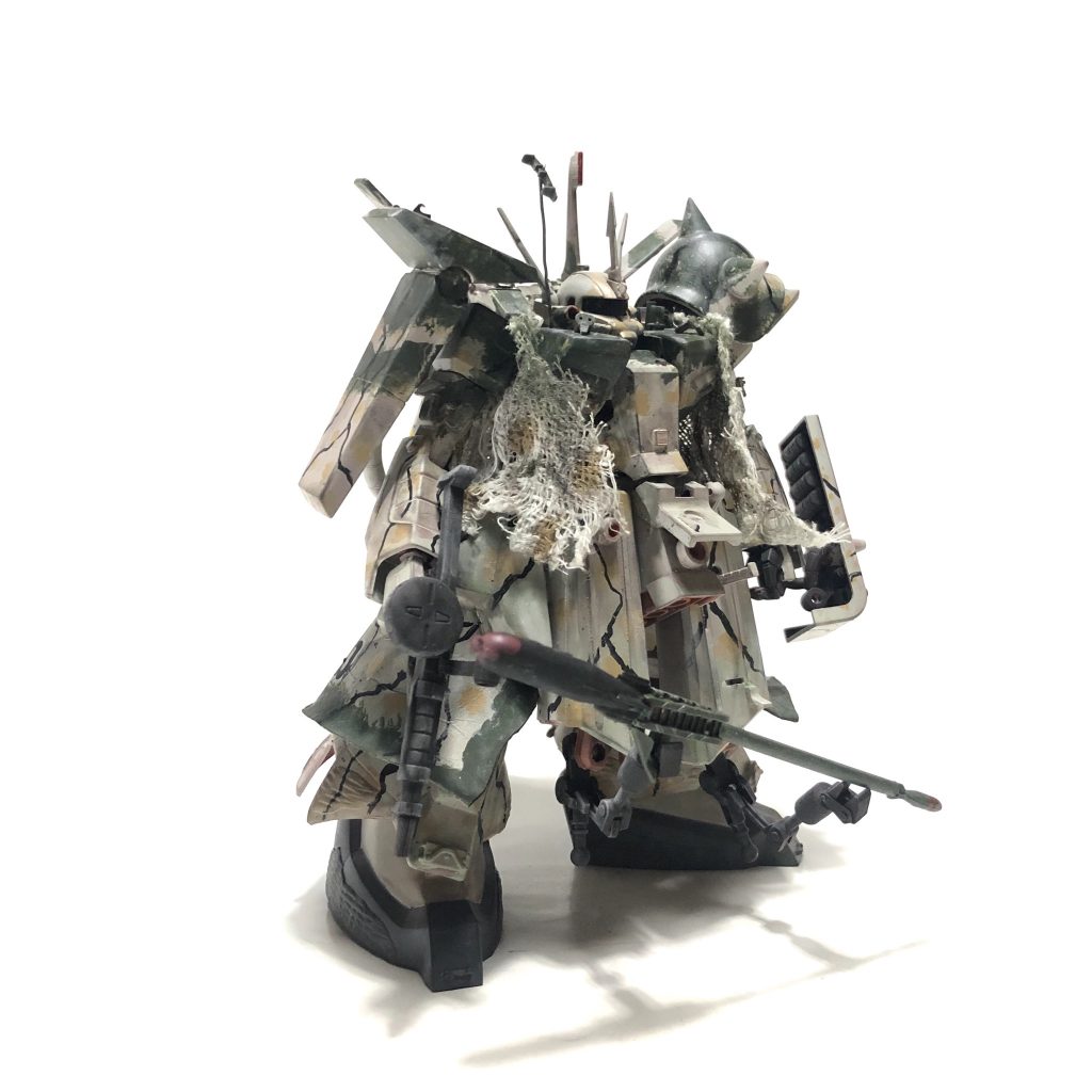 ななめ主兵装はハイパーザクマシンガン。寒い地域ではビーム兵器の能力が安定しない為実弾兵器が有効。フロントスカートにサブアーム装備しシュッルムファウスト保持したりビーム刃展開させたり色々便利。