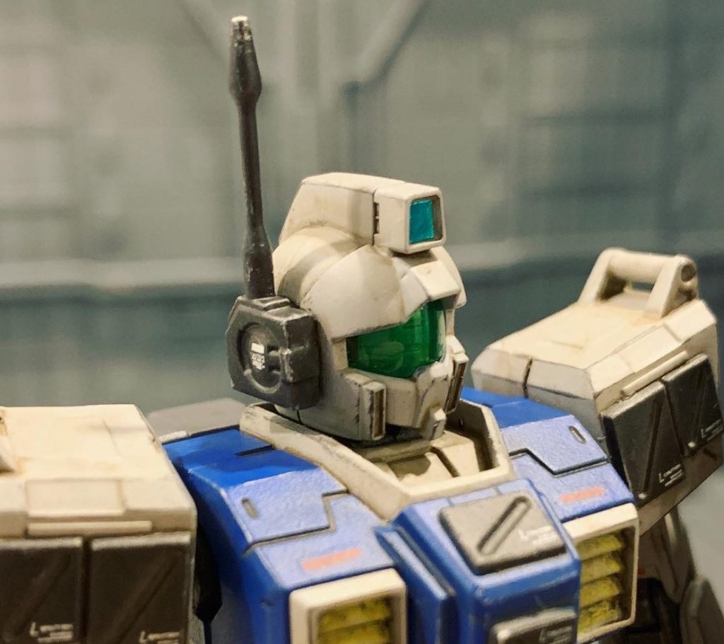 頭部は右耳に通信強化アンテナを装備しています。地上は地形が複雑で電波が届きにくい場合が多くあり、ミノフスキー粒子も通信障害を招きます。後衛部隊との連携は非常に大切な要素なので、いかなる状況でもコミュニケーションを確保できるよう、通信能力が強化されています。以前ノーマルジムとして制作したナイトシーカーの余り部品を小加工して付けました。