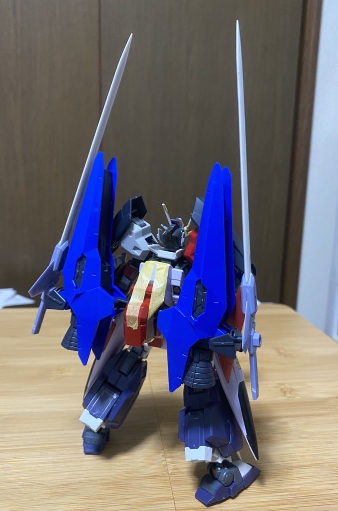 当初は端白星のバックパックに3ミリ穴あけて、そこにシナンジュのバックパックを繋げて連結させる予定でした。面倒臭くなってしまったので腰の3ミリに移動しました。