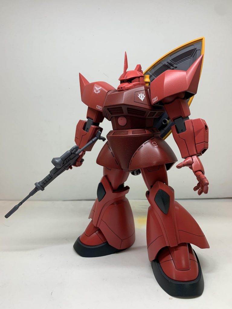 若干のスジ彫りと角の自作、肩のトンガリ、胴体1ミリ増し、スカート1ミリ延長。仕上げの甘さが目立ちます。