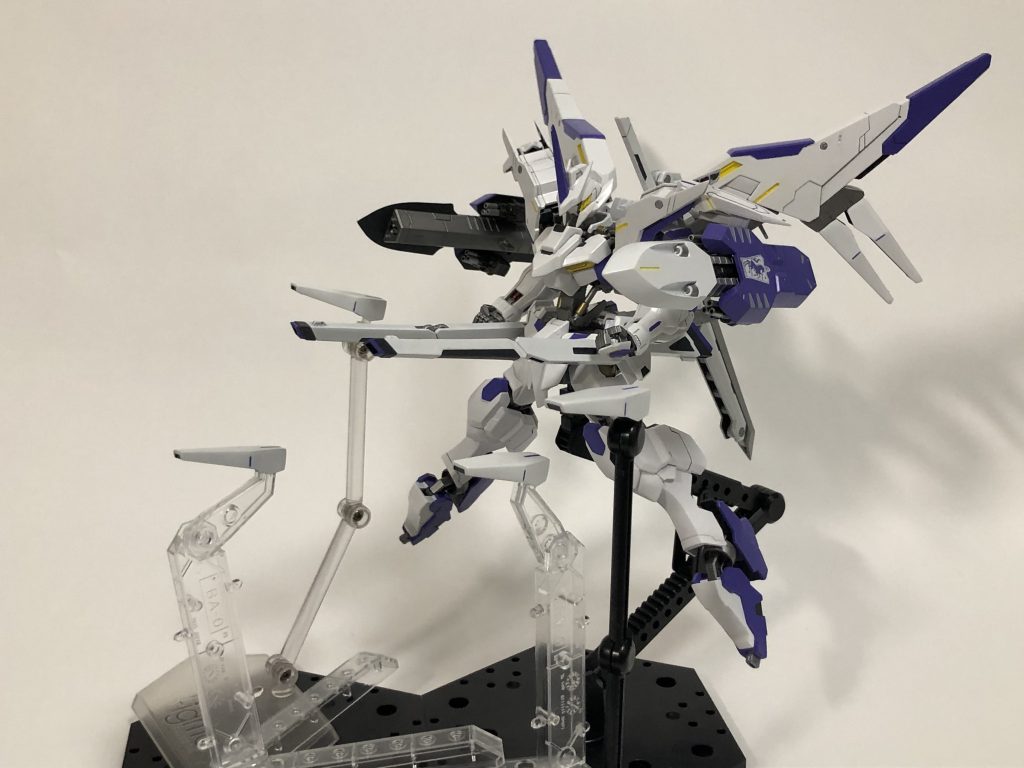 射撃ポーズ。スタンドかき集めて頑張ってビット達にも射撃させてみた。設定としては、ビットもシールドガトリングもオートで攻撃を行うこともできるため、操作自体は簡略化できる。その代わり、動きが単調になるため動きを読まれやすいのが弱点。マニュアル操作もできるが、普通の人ならまず出来ない。ちなみに今回のパイロット設定は空間認識能力はそこまで高くなく、マニュアル操作は出来るが、その他の操縦が疎かになる程度。弱点を用意するのもロマンだと思いますん()