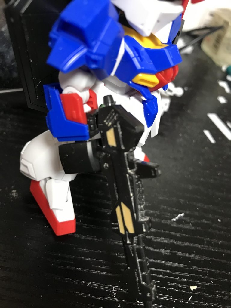 ライフルの穴も目立つのでパテで埋めています。