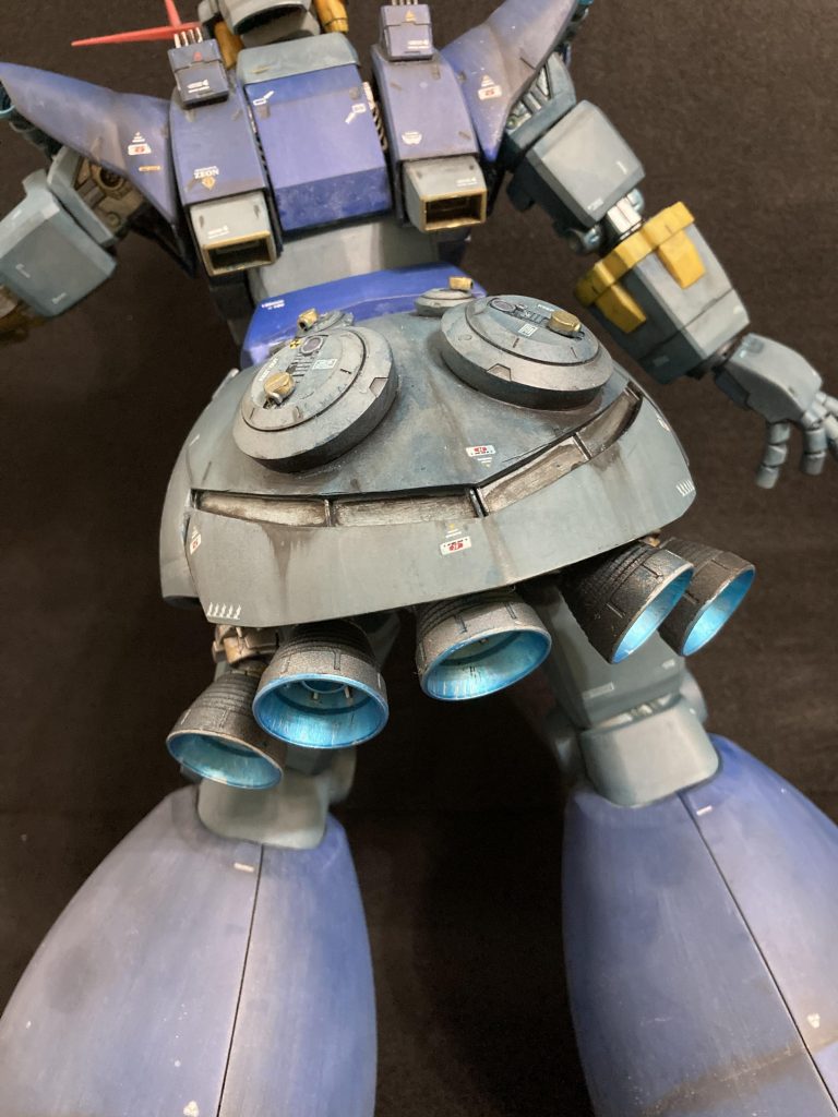 大きなスカートの中に100均の電池パックのクリスマスイルミネーションが仕込めました。