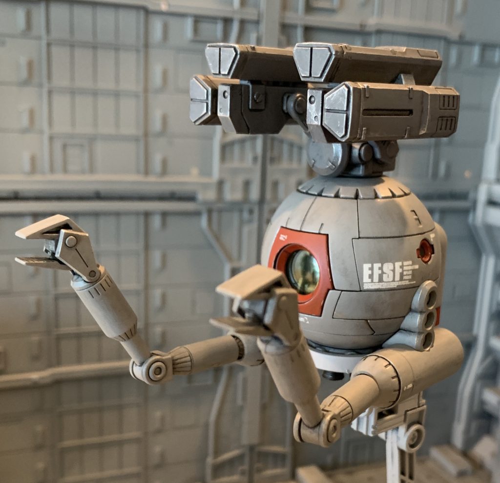 ミサイル弾頭にカメラが搭載されており、操縦手が画像を確認しながら誘導します。MS IGLOO重力戦線に出てきたM-101A3リジーナと同じような画像認識誘導方式です。誘導操作中は他の一切の操縦行動が不可能なため本機は複座式となっており、操縦手と火器管制手に分かれています。