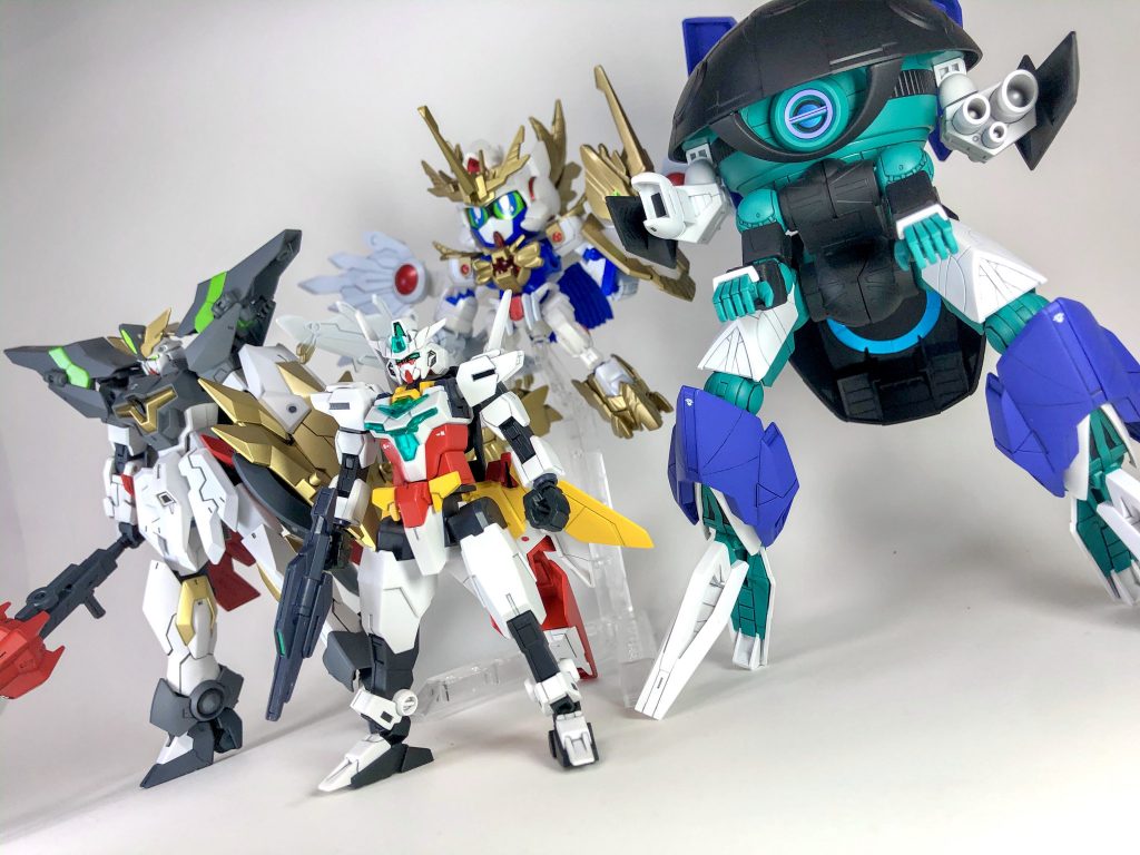 机の上にアニメの主人公たちが並び立つのいうのは壮観ですね…なかなかの作業量でしたが数ヶ月の突貫作業ながら各々いい感じに仕上がってると嬉しいです