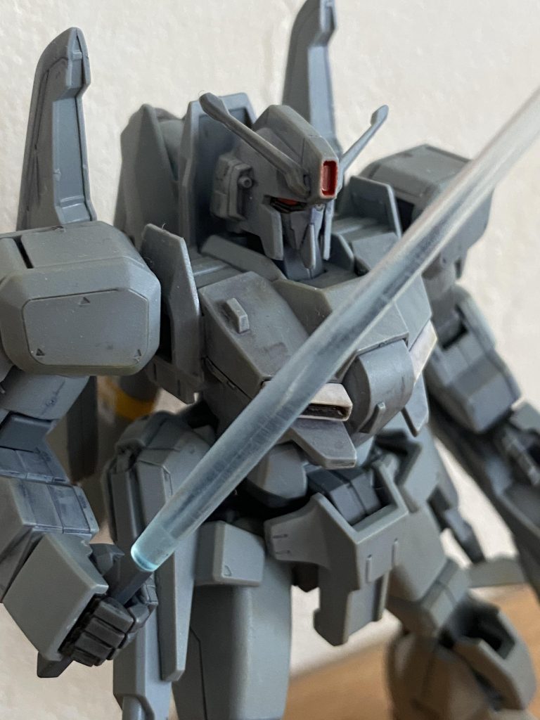 ビームサーベルがうすいブルーで機体のカラーと合っててカッコイイ‼️