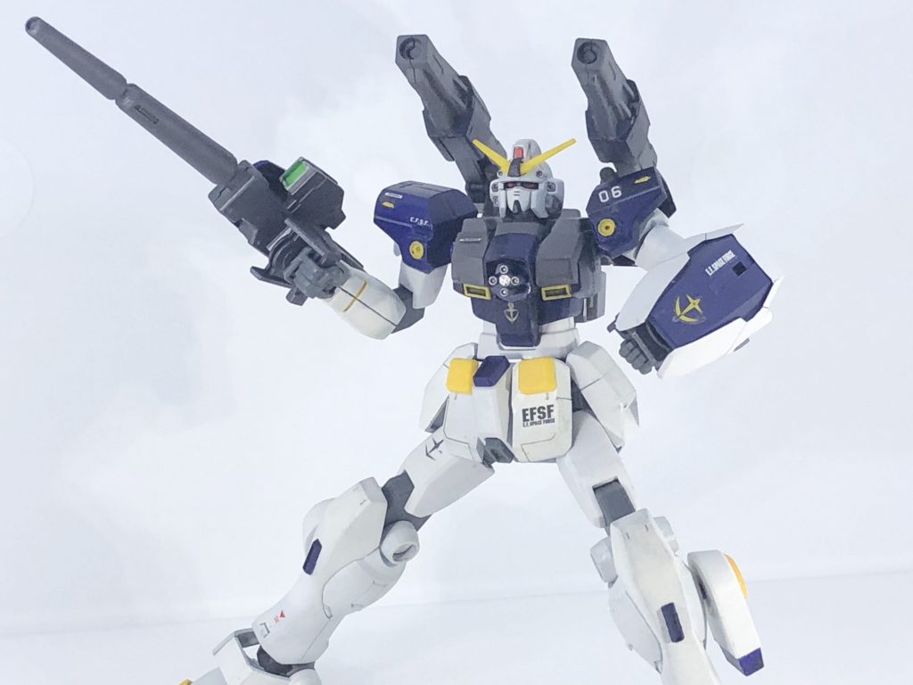 撮影環境はhttps://nov.2chan.net/v.php?y.3898384.e&x=69 こちらのスレで有識者から、ダイソーのプラスチック製のカゴを横にして中にガンプラを立たせ、同じくダイソーのLEDライトで照らすという手法を採用し撮影しました(自分は小型のライトを4つ使いました)。安上がりで片付けもしやすいので撮影ブースで悩んでいる方は是非どうぞ!