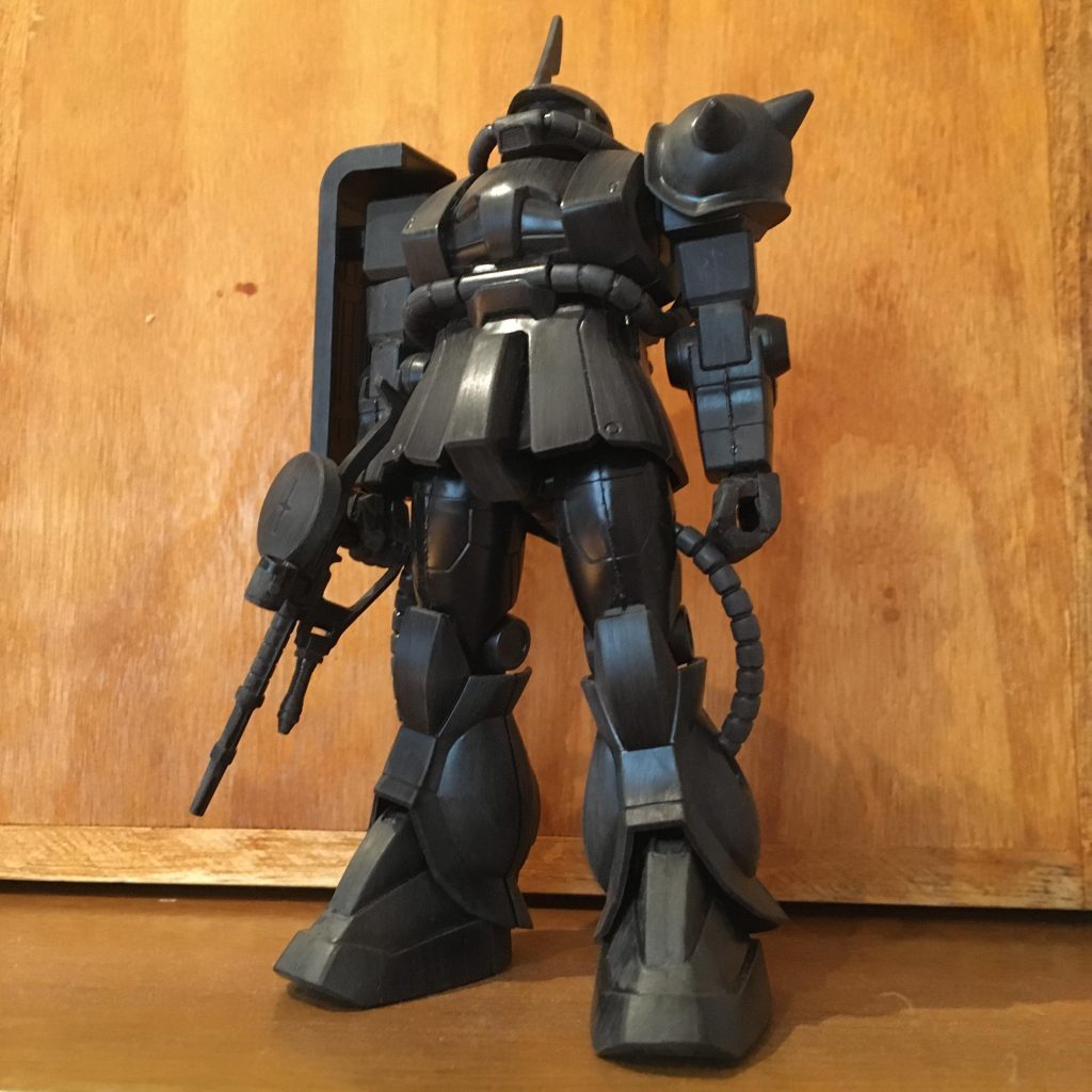 合わせ目消しの仕上は400番ペーパーで粗く。頭部アンテナのシャープ化とモノアイをHアイズ＋アルミ箔にした以外はキットのまま。