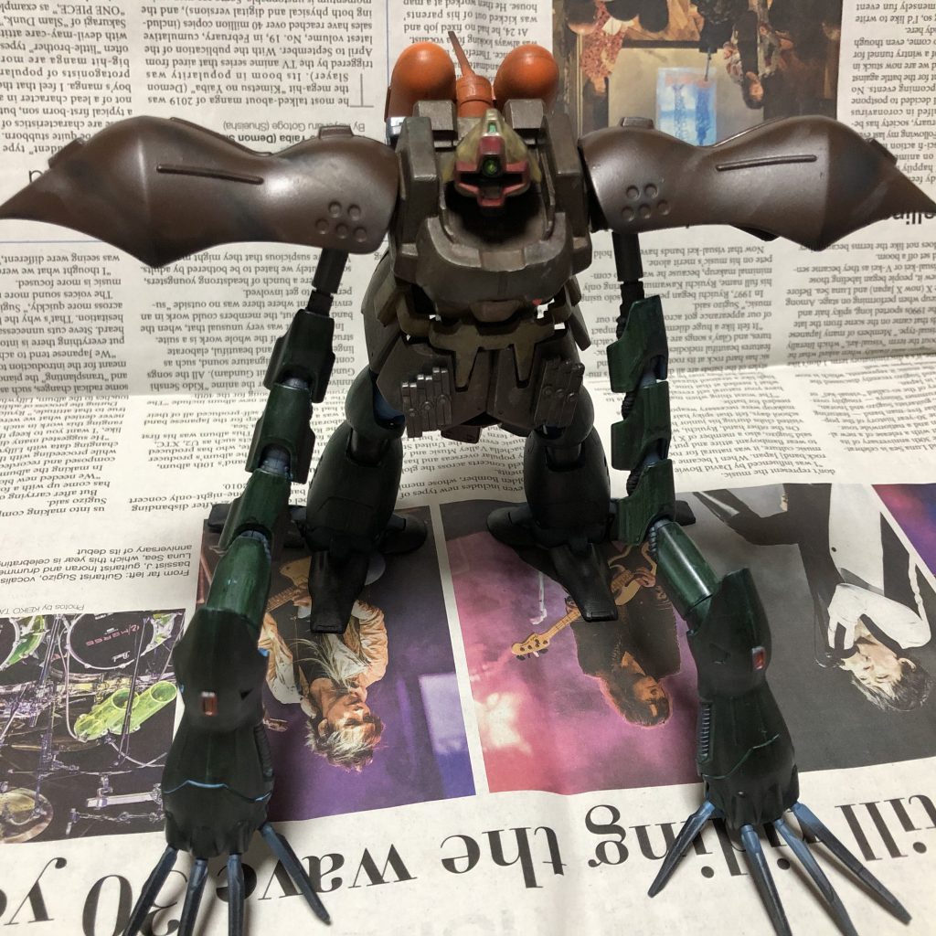 浅水域での作戦行動を考慮し、水陸両用MSとしてはイレギュラーな、半潜水航行が主眼に置かれている。