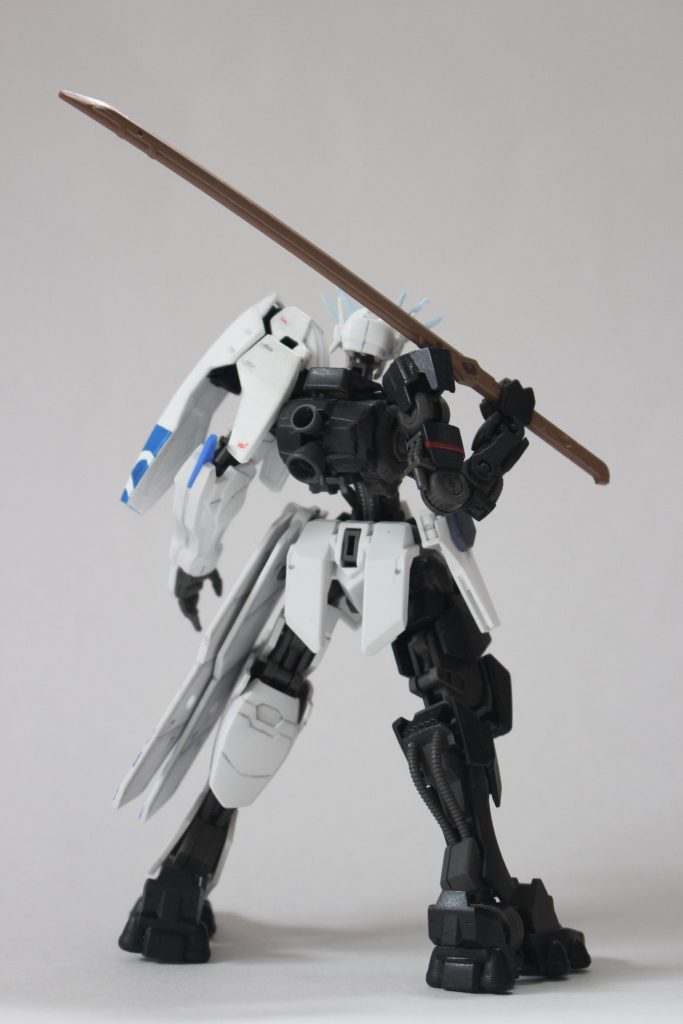 背面背中にスラスター二基という極めてシンプルな構成だが、銀髪天然パーマの操縦技術もあり、高い運動能力を発揮することが可能である。