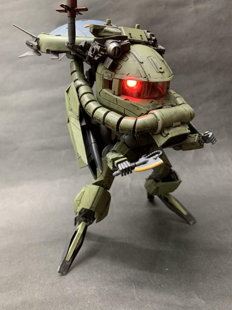 ガシャポンのザクのヒートホークを装備。かわいい