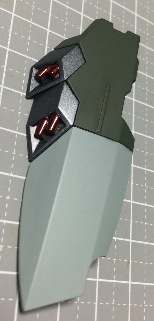 自分的にこのキット最大の難所は、この盾に埋め込まれて一体化したミサイル(?)でした。今回は塗りましたが、昔はハナから諦めましたものです。