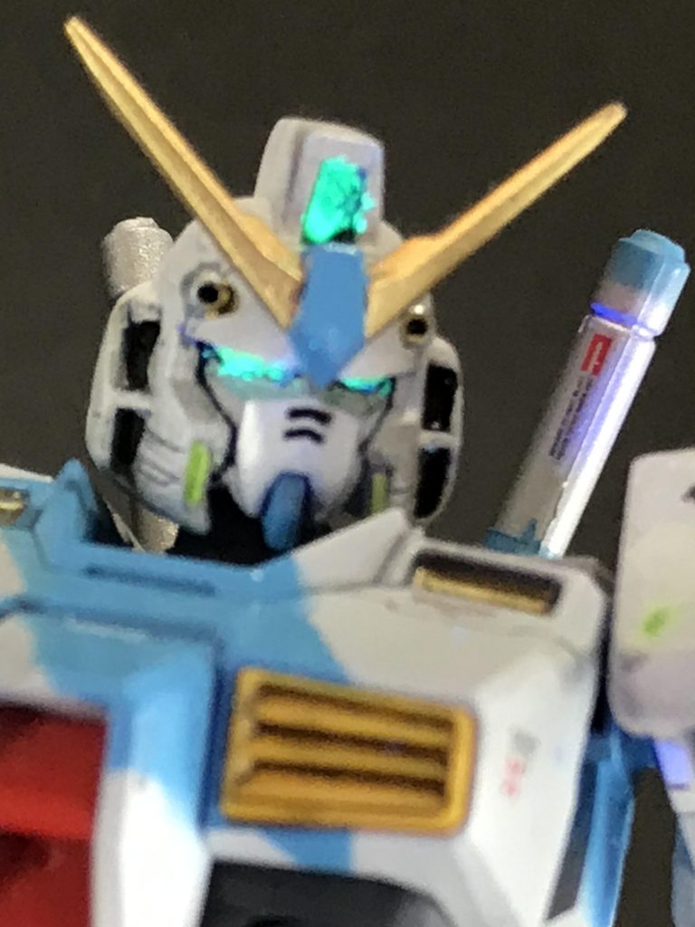 また自分の中でマイブームなのが、ツインアイを蛍光塗料で塗り、ブラックライトで照らすこと。塗料がはみ出してますが、カッコいいのでお気に入りです。