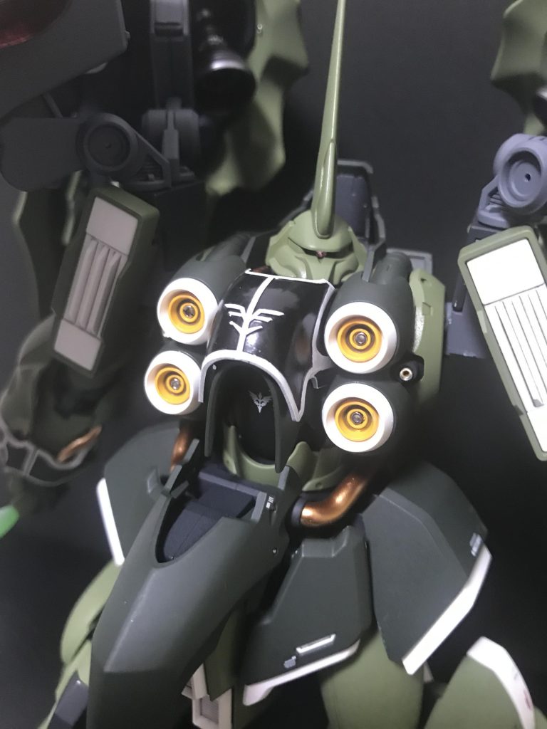 モノアイはいつものスワロフスキーに変更して、各所にメタルパーツも使って見ました。デカールは余ってたものを気持ちワンポイント程度に使っています。