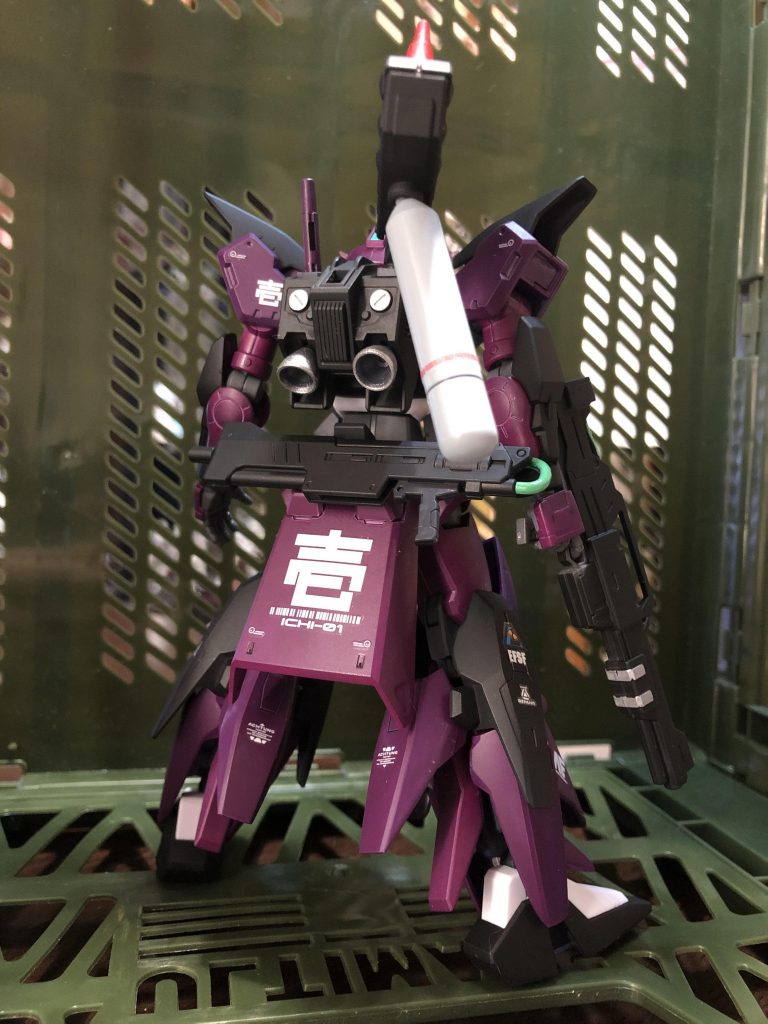 また後ろガンダムMkⅢの派生機、兵装にファンネル３基装備の甲型壱式。