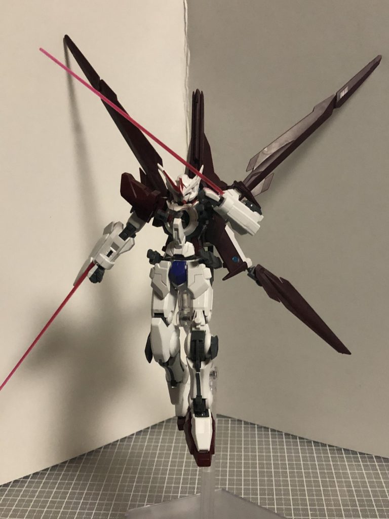 Xコネクトこの変形時に必要な接続パーツも無くしてたので、ノーネイムユニットを買ったおかげで実現しました。外套ユニットをパージし推進力に回すことにより、機動力が大幅に上昇します。何気に腕からビームサーベルが出せます。トランジェントから流用したのですが、関節も袖口のビームサーベルも有能ですね！ 