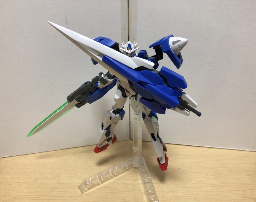 まずは武装を紹介しますGNソードIIIカスタム:通常のGNソードIIIに手を加えたものです。任意でライザーソードに近しい状態で使えます。ただその分GN粒子を消費するので長時間の使用は逆に不利に…GNバスターソードIIカスタム:左肩のGNドライブに直結された大型の複合兵装です。従来のGNバスターソードIIとしても使えますが、GNドライブに直結した状態でもGNフィールドを展開可能としてます。GNソードビット:腰部のバインダーの側面に装備された3種2基ずつのオールレンジ武装です。クアンタのものをそのまま使用してます。