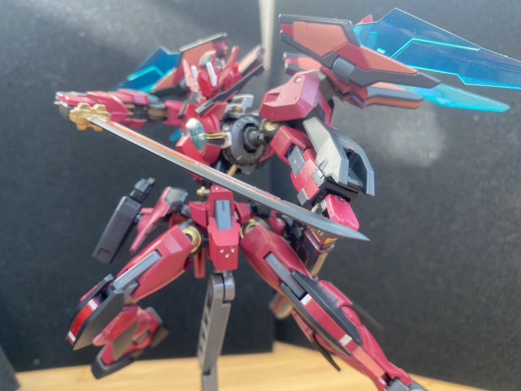 刀を装備した際は、腕部ケーブルを媒介にエイハブリアクターの出力を集中。太陽炉でトランザムかけながらの瞬間最大出力攻撃！ロマン...！ 