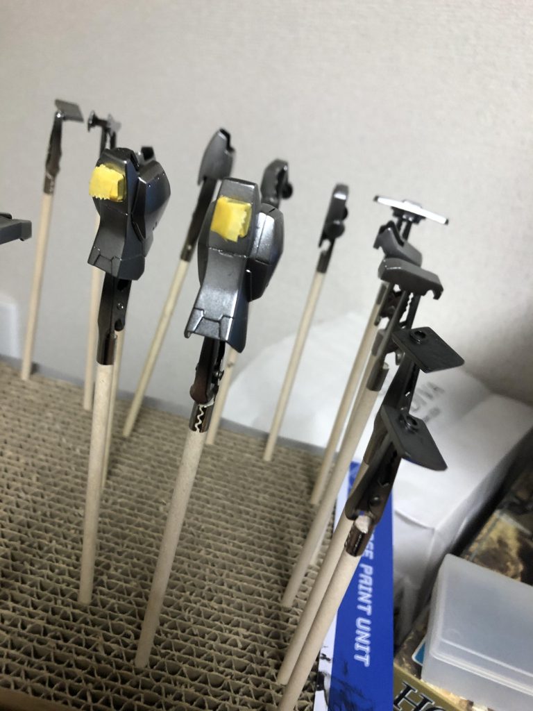 着色はウィノーブラック→シャインシルバー→クリアレッド→クリアブラックで吹いてます。クリアレッドからクリアブラックがなかなか乗らなくてシルバー吹いた意味がほとんどなくなってしまいました…しかもマスキングが甘すぎてクリアブラックが盛大にはみ出す大失敗…染料は難しいですね…