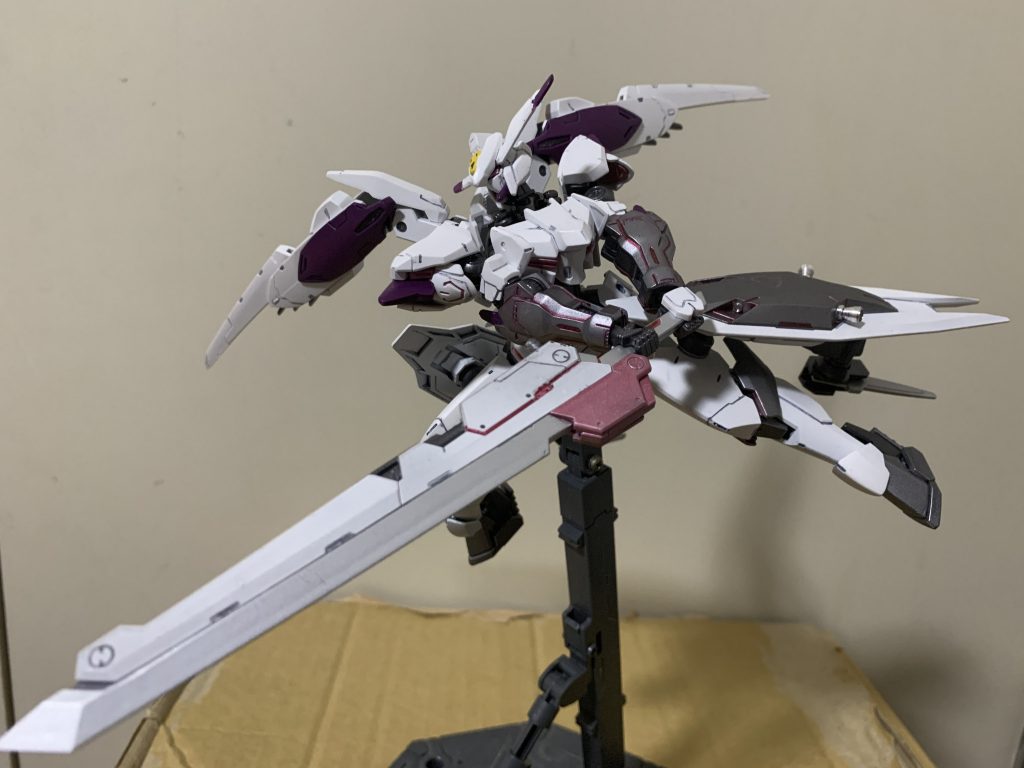 主武装となる試作大型複合兵装「レヴァンティン」は大剣として使用される他、様々な形態が存在する。