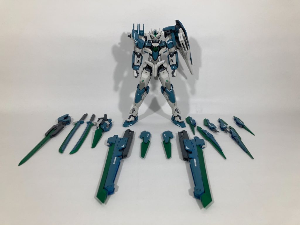 正面ショット&装備武装一覧 ソードをクアンタの2倍の本数である14本装備しておりここから2倍を意味するtwiceと名付けましたソードビット以外の剣6本も脳量子波による操作が可能って設定です^