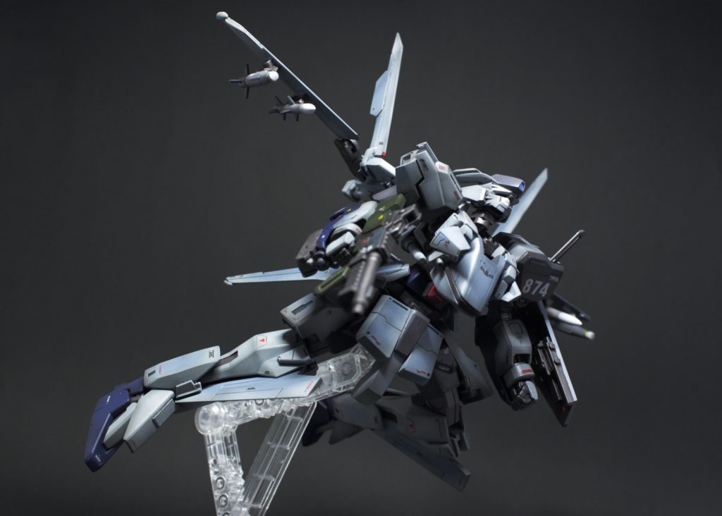 飛行ポーズ。変形機構の都合で首は上によく動きます。またバックパックは進行方向に合わせで若干上下に角度をつけることが可能。逆に腰アーマーとよく干渉するので股関節周りの可動は苦手です。