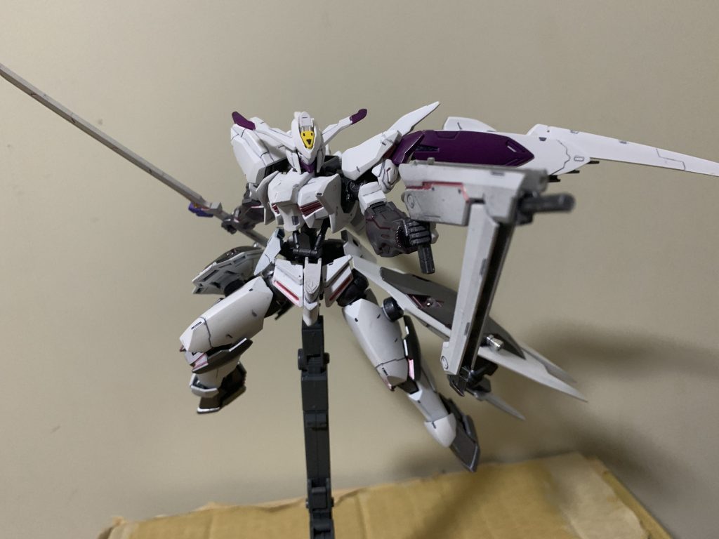 鞘部は刀身をパージすることでハンド・ガン形態に変形することも可能であり、総弾数は少ないものの緊急時の射撃兵装として機能する。