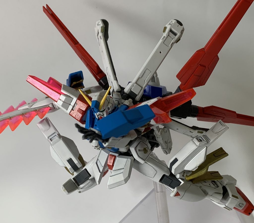 お気に入りの一枚。クロスボーンガンダムは、派手な格闘ポーズが映えますね。