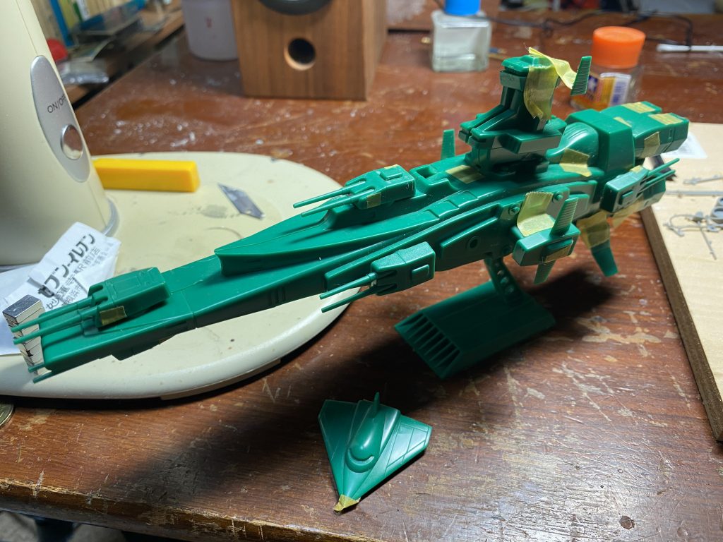 仮組状態です。これはこれで、アニメ設定の雰囲気をよく再現しており、良いキットかと思います。基本的にキットの素性の良さを活かす方向で、艦体延長、艦橋の高さ詰めで、スマートな雰囲気にしました。