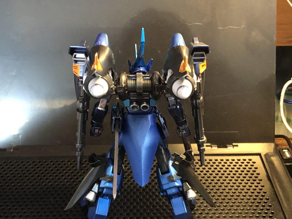 バックパックと両足には、ジン・ハイマニューバのブースターを取り付けています。ハイマニューバのエンジンが、ミーティアのエンジンのプロトタイプと聞いたので、衝動買いしましたw