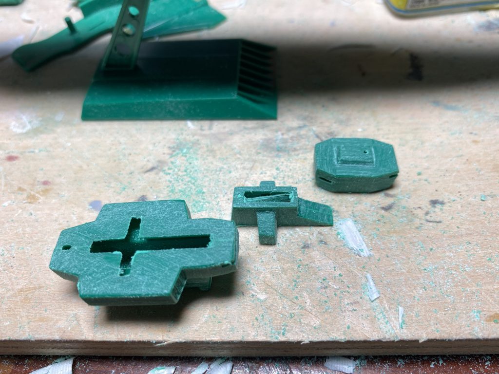 艦橋はこのようにカットして、それぞれのパーツの厚みを調整し、高さを詰めます。