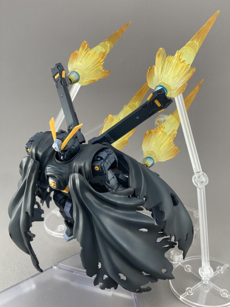 ABCマントは躍動感のある見事な造形ですね。マント端や穴周辺は黒めに、裏面は紫にしました。