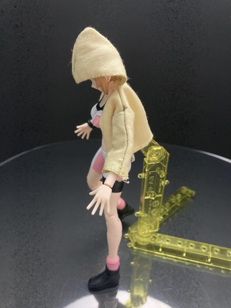 ポニーテールを外せばフードを被せることもできます。パーカーの修正点は袖の長さとフードの大きさと縫い付け位置だな…