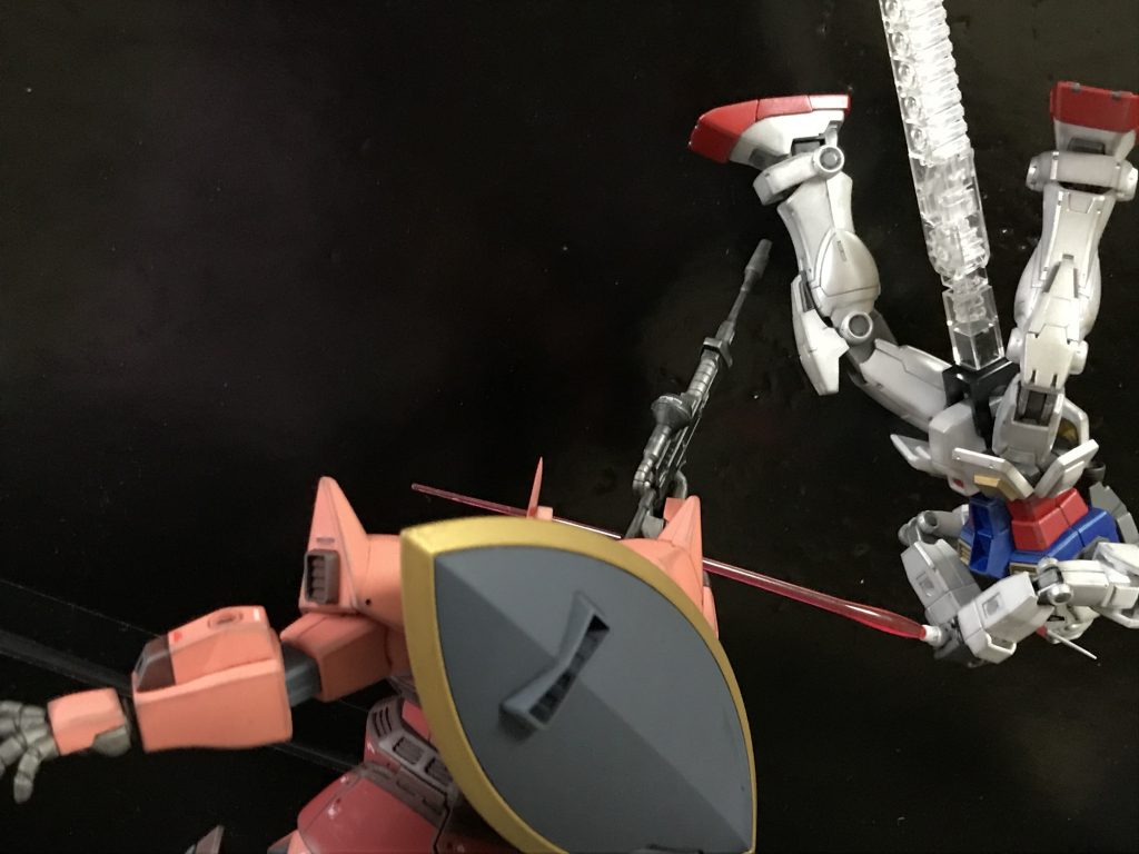 アムロに右手をやられ、