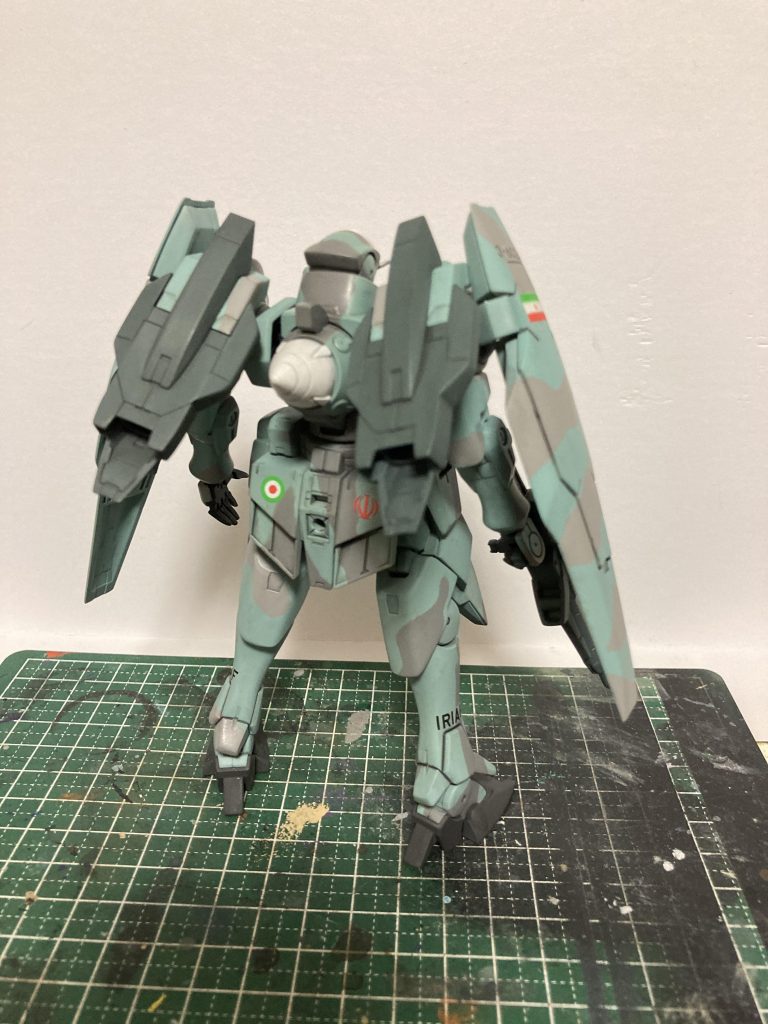 背面です追加燃料タンクは使い切ったら捨てるかなと思うので機体色と同じ色塗装無しで