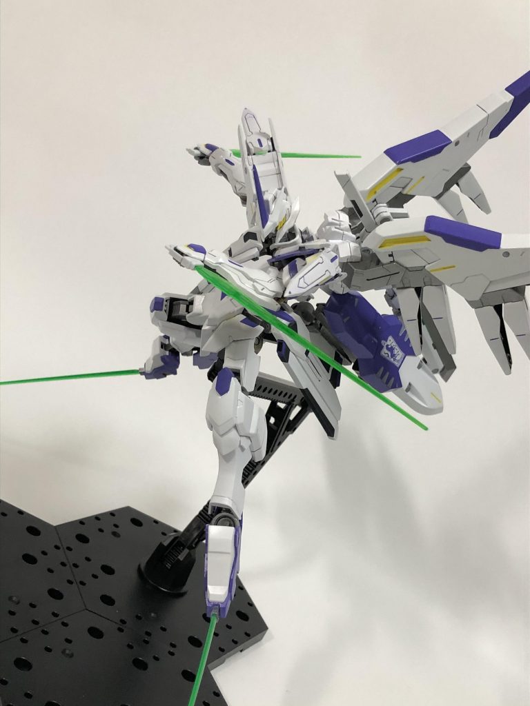 ビームソード逆手持ち。ビームソードはガンダムDXのものを使用。収納してる場所はマルコシアスの肩のバインダー。バインダーの中にいい感じにはめ込める部分があるから、ビームソードの本来の接続部分をちょっと切断してはめ込むだけ。ちなみにビームソードとビームサーベルのクリアパーツは、ウイングとDXから持ってきたのですが、黄緑色で気に食わなかったので、改めてクリアグリーンで塗装しております。