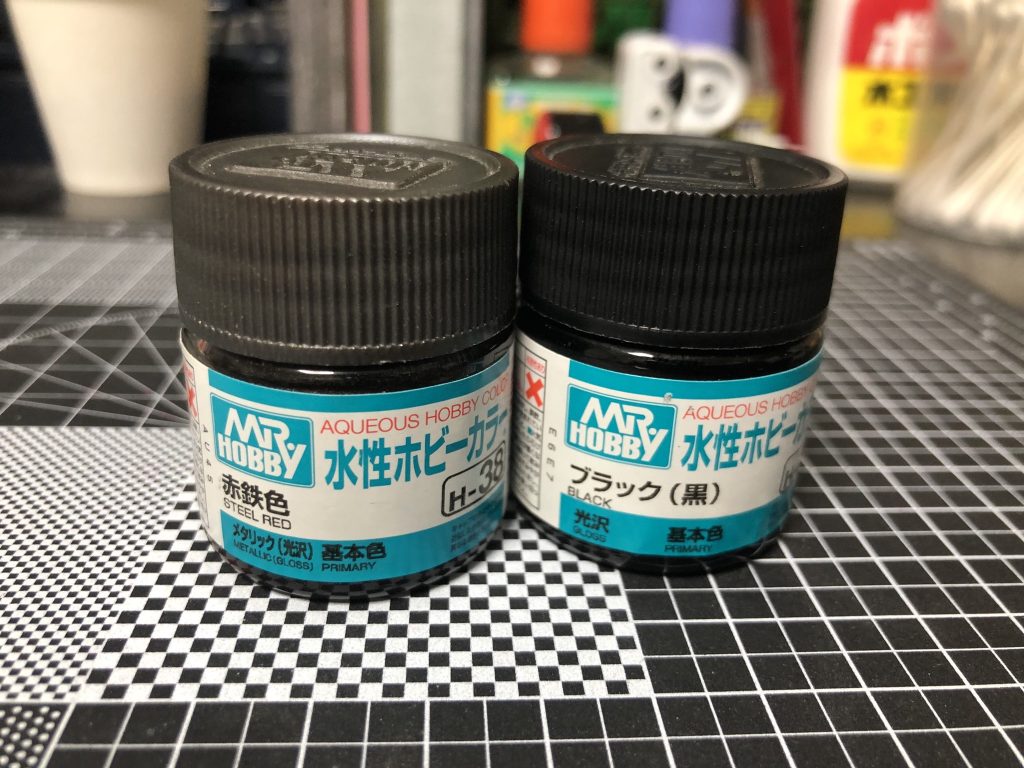 チッピングに使用した2色。ブラック→赤鉄の順でやってますが画像からは読み取れません。実物見ても正直よくわかりません。チッピングの上からパステルでドライブラシしてます。どっちもやってるうちに手が止まらなくなって当初のイメージよりも汚れました。