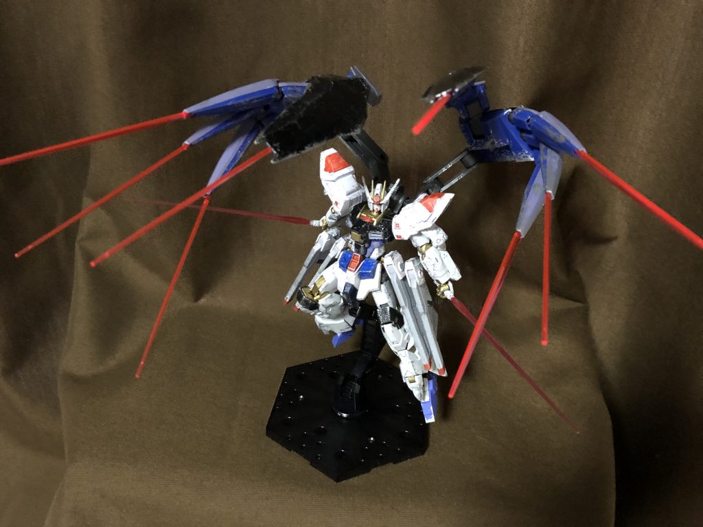 また指先のビーム砲からはビームサーベル状の刀身を出現させることができ、両手のサーベルも併せることで驚異の十刀流を再現することができます。一見これまでの天使然としたフリーダム系列の機体とは思えぬゲテモノっぷりですが、近距離戦を担当していたジャスティスが抜けた穴を埋めるとしたらまぁこうなっちゃうよね(震え声)