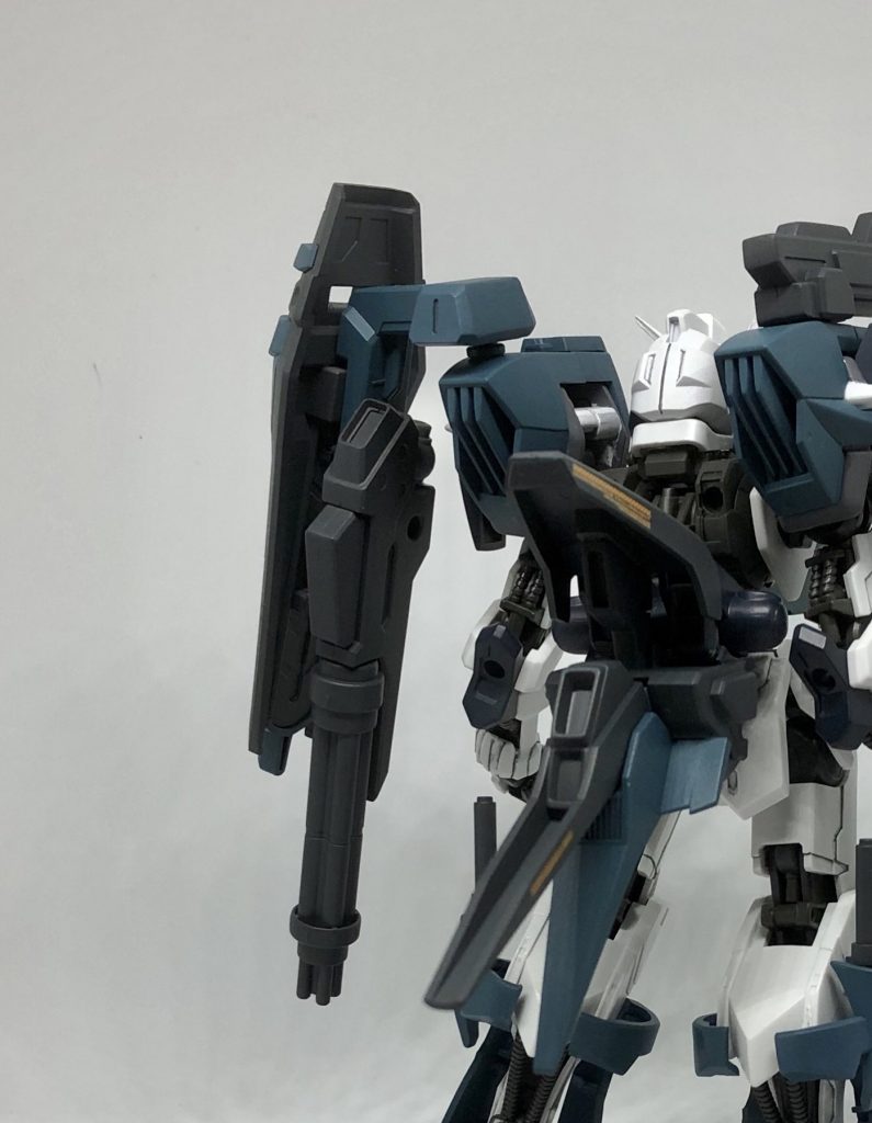 肩のシールド裏にガトリングを装着!ブルデュエルのアーマーを流用したので何か装着したかったのですが…大満足です!