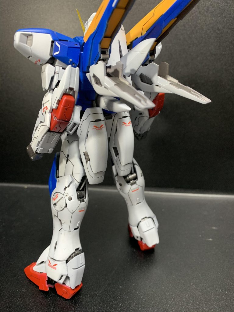 バックからデカールを少し貼ってます。