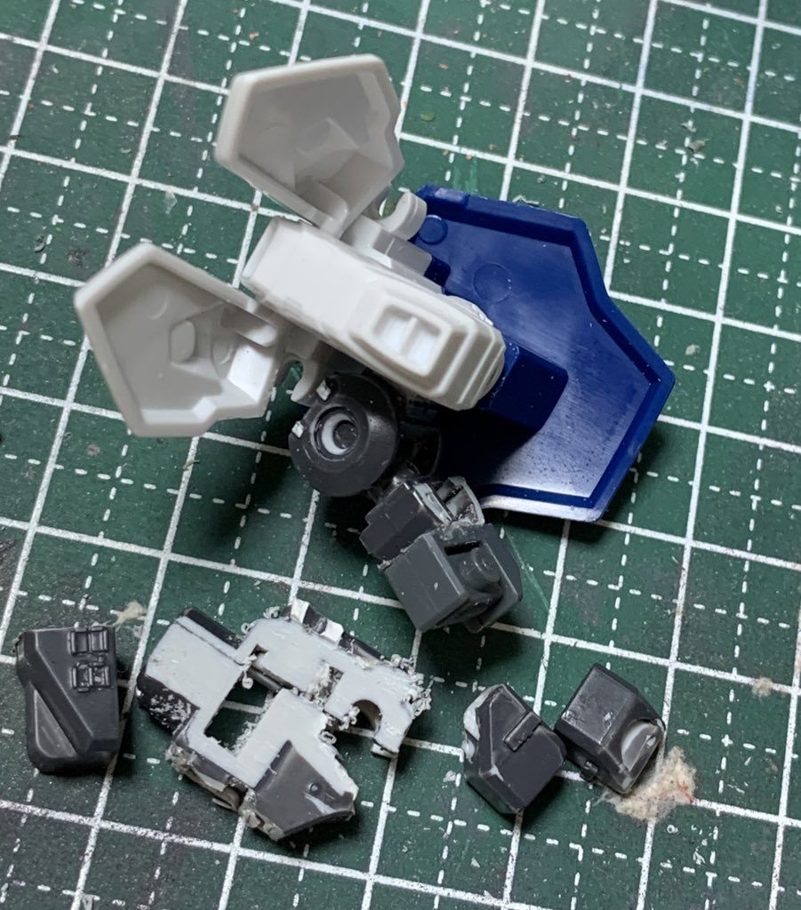 脚を短くする関係で股関節もいじる。余ってたクロスシルエットのフレームは有能。